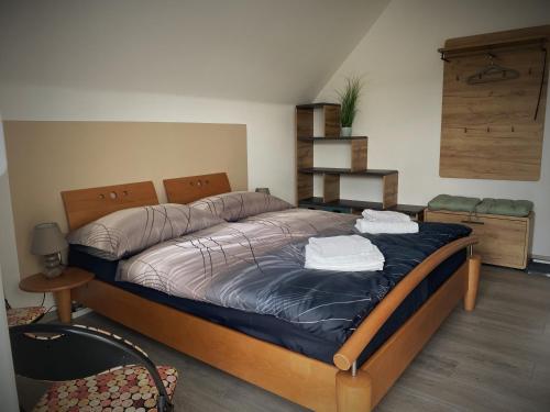 菲拉赫Haus im Seegebiet von Villach的一间卧室配有一张床,上面有两条毛巾