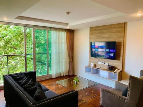 曼谷ViVi Avenue Thonglor的带沙发和电视的客厅