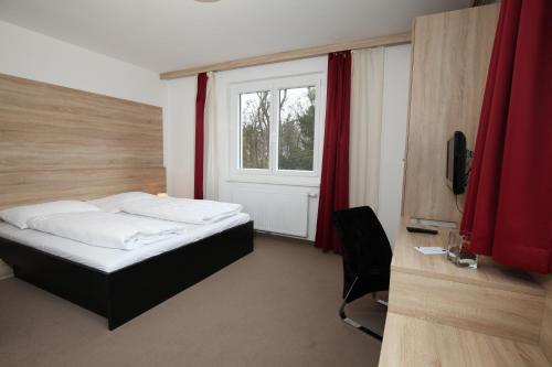 维也纳斯宾格斯科尔赛米娜酒店的酒店客房设有床和窗户。