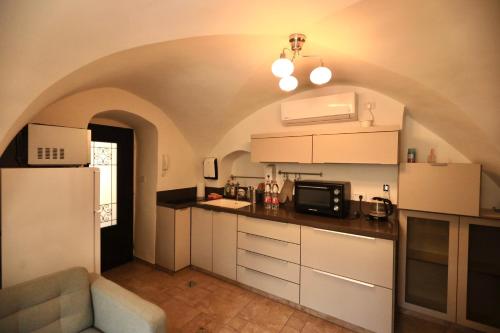 耶路撒冷St. John Apartment的厨房配有白色橱柜和白色冰箱。