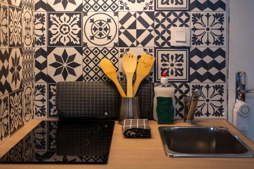 埃夫勒Le pragmatique的厨房柜台配有水槽和餐具