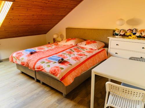 东卡佩勒B&B Oostkapelle aan Zee的一间卧室配有一张床和一个梳妆台,里面装有填充物的动物