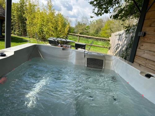 翁弗勒尔Aux murmures de la nature的后院的热水浴池
