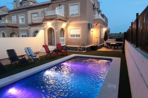阿利坎特adosado con piscina a 10 minutos de Alicante的房屋前的游泳池