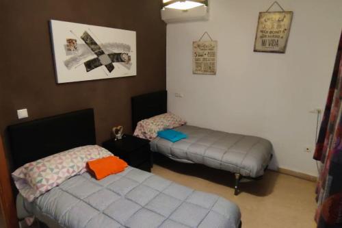 阿利坎特adosado con piscina a 10 minutos de Alicante的一间卧室,配有两张床