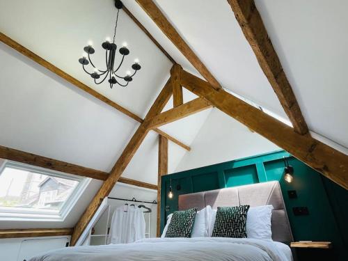THE APPLE LOFT - Rustic luxury one bed cottage客房内的一张或多张床位