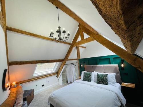 StreteTHE APPLE LOFT - Rustic luxury one bed cottage的阁楼上带大床的卧室