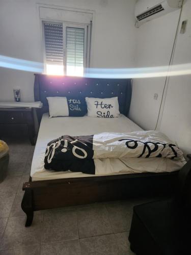 萨法德בית הנשיא的一间卧室配有一张蓝色床头板的床