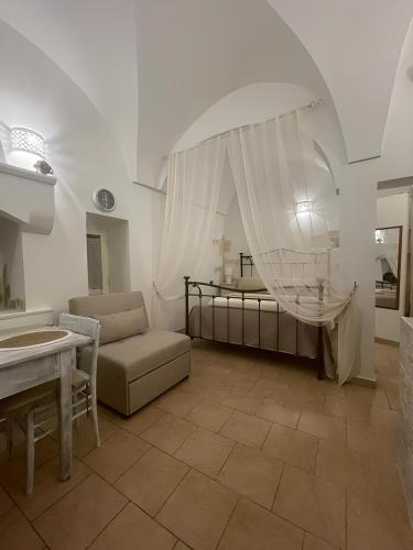 切列梅萨皮卡La Casetta di Sofia的客厅配有沙发和桌子