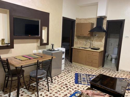 马达巴Madaba Mesha Stele Bedoiun Apartments的一间厨房,里面配有桌椅