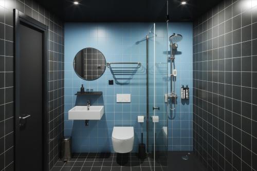 图卢兹The Social Hub Toulouse的蓝色的浴室设有卫生间和水槽