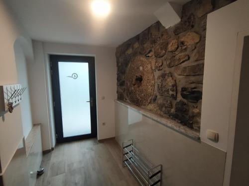 多莱尼斯凯托普利采Apartmaji Maln的走廊上设有石墙和门廊