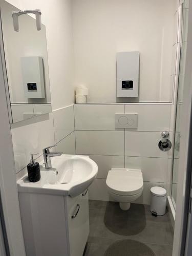 哈根Monteur Wohnung的白色的浴室设有水槽和卫生间。