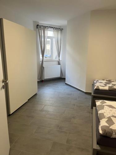 哈根Monteur Wohnung的客房设有两张床和窗户。