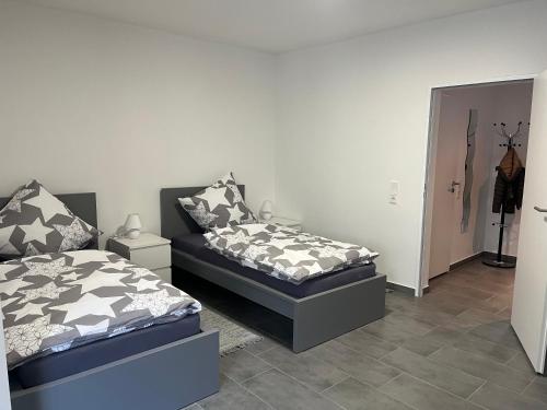 哈根Monteur Wohnung的一间卧室配有两张床和镜子