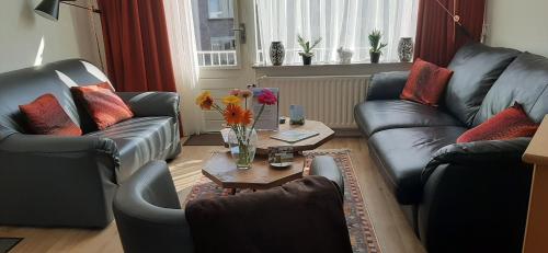 德科赫Logies Plevierstraat的客厅配有两张沙发和一张咖啡桌