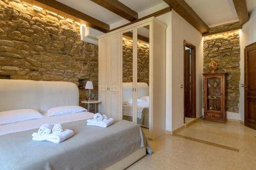 泰尔莫利斯坦泽迪卢多维卡住宿加早餐旅馆的一间卧室设有两张床和石墙