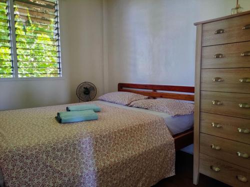 曼巴豪el balcon camiguin的一间卧室配有两张单人床和一个梳妆台
