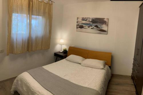 恰斯林Limor-resident的一间卧室设有一张床和一个窗口