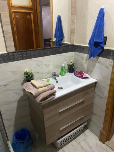 穆罕默迪耶Résidence Al Kawtar的一间带水槽和镜子的浴室