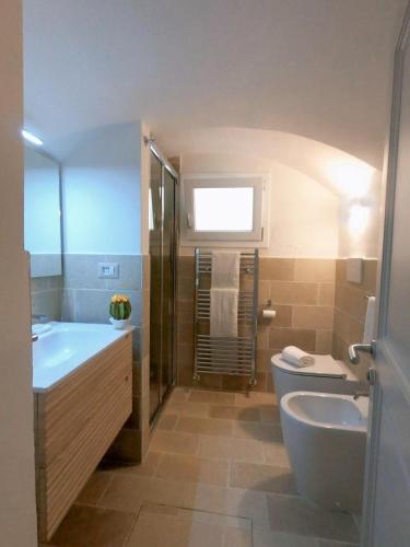 加利波利Casa Dogana的浴室配有盥洗盆、卫生间和浴缸。
