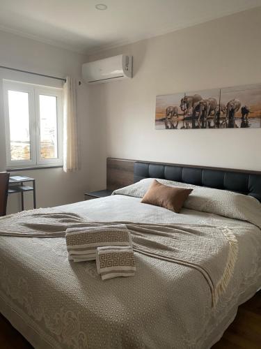 福什科阿新镇Apartamentos Barbosa的一间卧室配有一张床,上面有两条毛巾