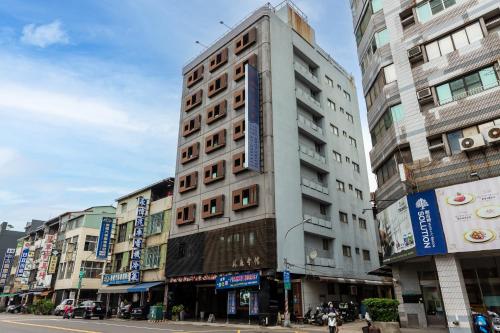 高雄I HI Sanduo Travel Hotel的城市中心高楼