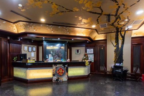 高雄I HI Sanduo Travel Hotel的酒店大堂的天花板上涂有树