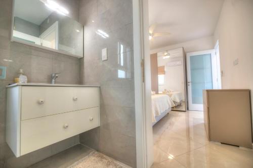 克伦蒂Seaside apartment in the heart of Xlendi Gozo的一间带水槽和镜子的浴室