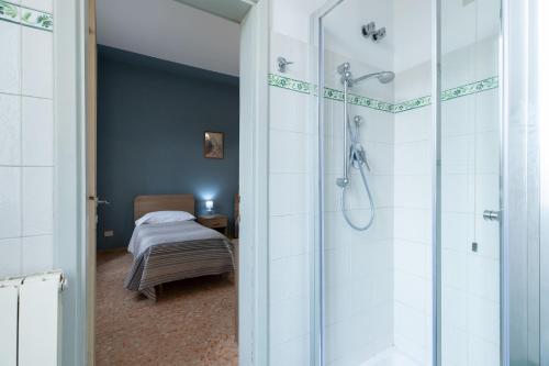 佛罗伦萨Antica Dimora Sant'Anna的带淋浴的浴室和客房内的一张床