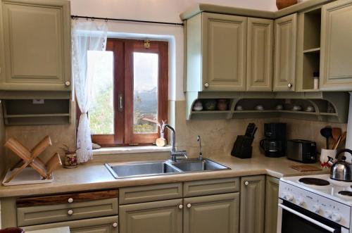 美噶拉阿西娜别墅的厨房设有水槽和窗户。