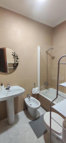 庞特维德拉Piso turístico Dena的浴室配有盥洗盆、卫生间和浴缸。
