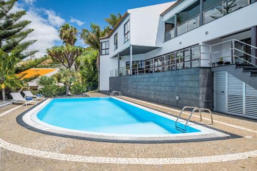 São GonçaloAmple villa with pool and gorgeous ocean view的房屋前的游泳池