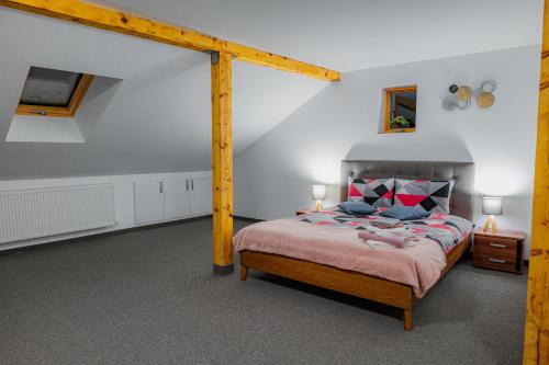 克卢日-纳波卡The Dom 21的一间卧室配有一张木架大床