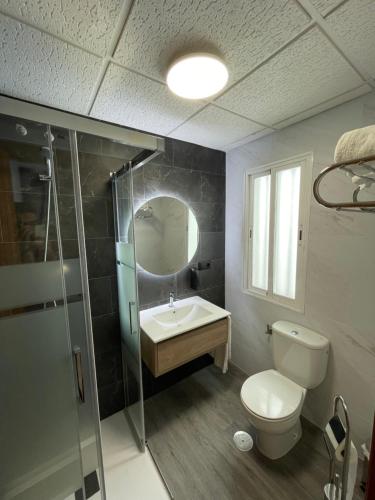 Zalamea de la SerenaHostal Calderón de la Barca的浴室配有卫生间、盥洗盆和淋浴。
