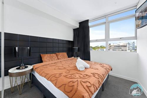 悉尼Aircabin - Chatswood - Walk to station - 2 Beds Apt的一间卧室设有一张大床和一个窗户。