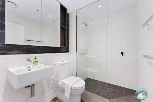 悉尼Aircabin - Chatswood - Walk to station - 2 Beds Apt的白色的浴室设有卫生间和水槽。