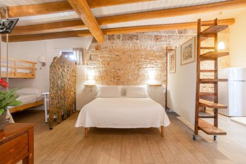 孔韦尔萨诺Casina dei Preti的一间卧室设有一张床和砖墙
