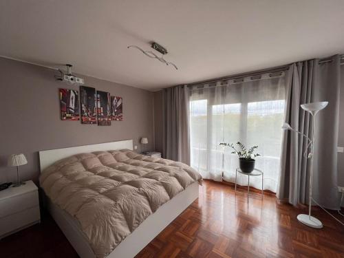 Los TomillaresVILLA TOMILLARES的一间卧室设有一张大床和一个窗户。