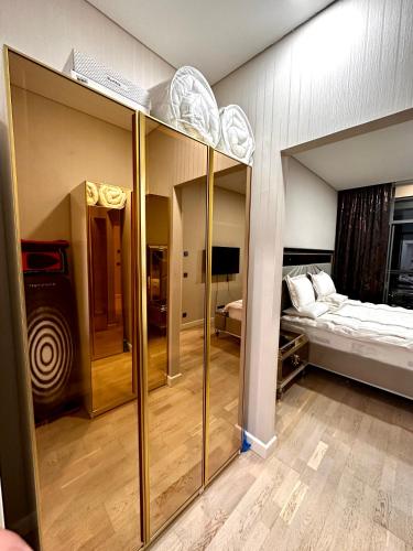 伊斯坦布尔Skyland İstanbul + 42 plus的一间设有玻璃门的房间和一张位于房间的床