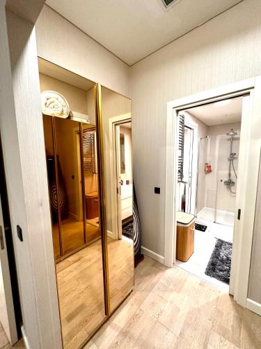 伊斯坦布尔Skyland İstanbul + 42 plus的客房设有带淋浴的浴室和玻璃门