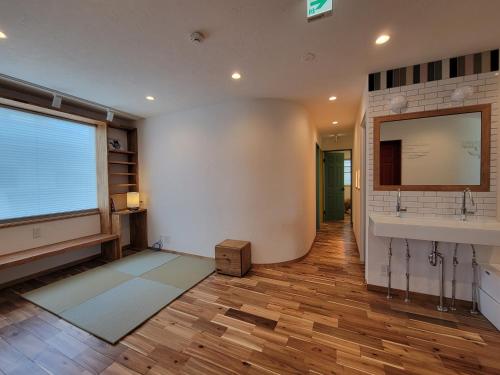 Itoshima泊まる寿司屋一力 Sushi house的一间带水槽和大窗户的浴室
