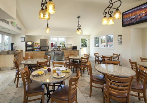 圣巴巴拉圣巴巴拉胜佰德旅舍的一间带桌椅的餐厅和一间厨房