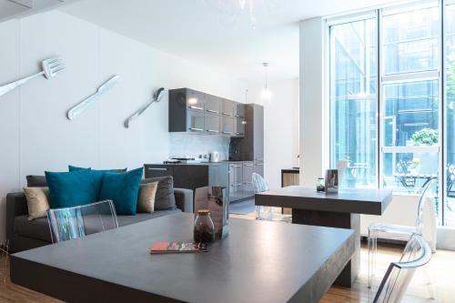 米兰Città Studi Suites - Top Collection的客厅配有沙发和桌子