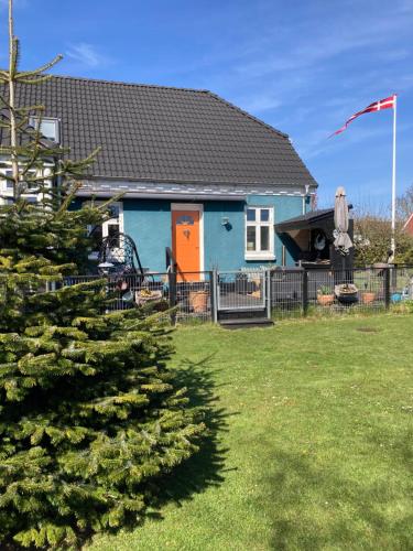 海尔斯Det blågrønne Hus的院子里风筝的蓝色房子
