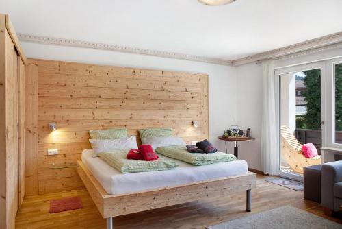 加尔米施-帕滕基兴Berghex的木墙客房的一张床位