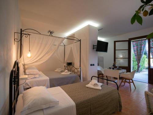 瓦达Locanda dei Sette Limoni的酒店客房配有两张床和一张书桌