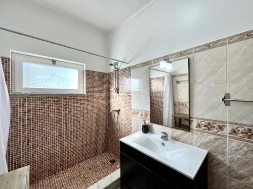 塔维拉Tavira Vila Formosa 3 With Pool by Homing的一间带水槽和镜子的浴室