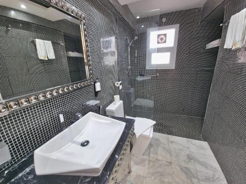 迪巴Holiday Beach Resort的一间带水槽和淋浴的浴室
