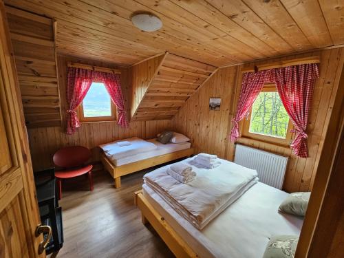 布莱德Koča na Taležu的小木屋内一间卧室,配有两张床